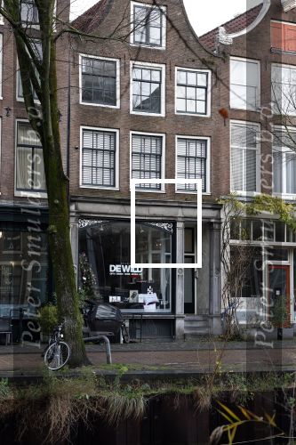 Amsterdam 7 december 2024
Ruud de Wild en zijn nieuwe vriendin Linda Stulic verlaten s ochtends samen het huis van Ruud en gaan met de auto naar hun winkel in de Jordaan . Ze hebben daar een pop up store. Linda is een fantastische fotograaf die ook wel de nieuwe Anton Corbijn wordt genoemd.
