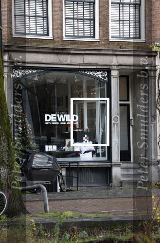 Amsterdam 7 december 2024
Ruud de Wild en zijn nieuwe vriendin Linda Stulic verlaten s ochtends samen het huis van Ruud en gaan met de auto naar hun winkel in de Jordaan . Ze hebben daar een pop up store. Linda is een fantastische fotograaf die ook wel de nieuwe Anton Corbijn wordt genoemd.