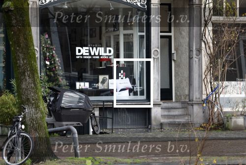 Amsterdam 7 december 2024
Ruud de Wild en zijn nieuwe vriendin Linda Stulic verlaten s ochtends samen het huis van Ruud en gaan met de auto naar hun winkel in de Jordaan . Ze hebben daar een pop up store. Linda is een fantastische fotograaf die ook wel de nieuwe Anton Corbijn wordt genoemd.