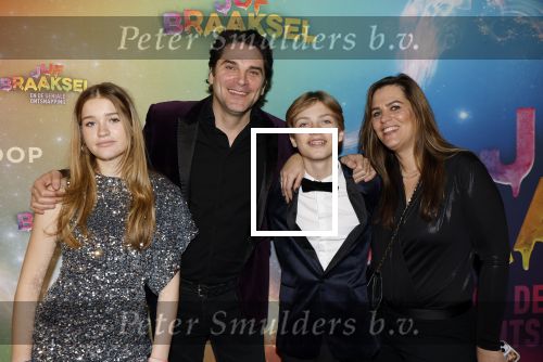 Amsterdam 8 december 2024
Premiere Juf Brakel in Pathe Arena met in de  Xander de Buisonje met zijn nichtje