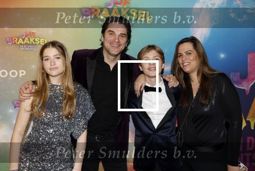 Amsterdam 8 december 2024
Premiere Juf Brakel in Pathe Arena met in de  Xander de Buisonje met zijn nichtje