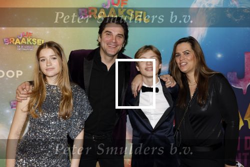 Amsterdam 8 december 2024
Premiere Juf Brakel in Pathe Arena met in de  Xander de Buisonje met zijn nichtje