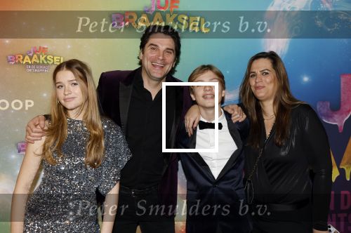 Amsterdam 8 december 2024
Premiere Juf Brakel in Pathe Arena met in de  Xander de Buisonje met zijn nichtje
