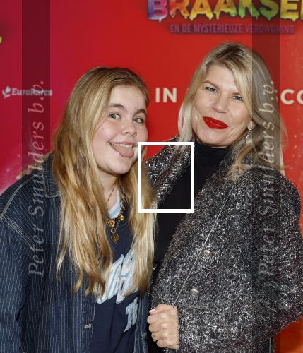 Amsterdam 7 december 2025
Premiere Juf Braaksel in Pathe Noord . Anne Marie Jung met dochter