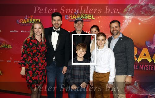 Amsterdam 7 december 2025
Premiere Juf Braaksel in Pathe Noord . david Cocheret kwam met zijn zwanger vrouw familie en vader Jan Cocheret