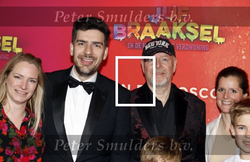 Amsterdam 7 december 2025
Premiere Juf Braaksel in Pathe Noord . david Cocheret kwam met zijn zwanger vrouw familie en vader Jan Cocheret