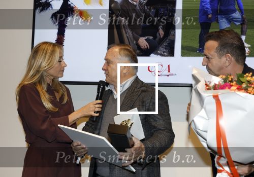 Amsterdam 11 december 2025
Eerste dag van de Masters expo in de RAI. Dick Advocaat krijgt prijs uit handen van Wendy v Dijk en Najib Amhali