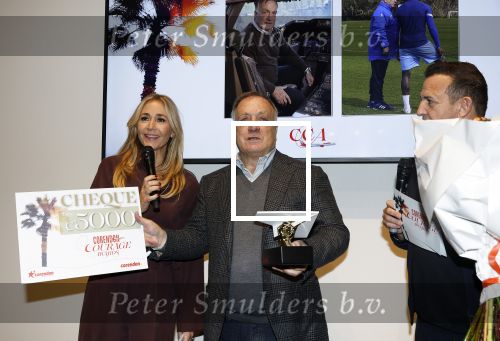 Amsterdam 11 december 2025
Eerste dag van de Masters expo in de RAI. Dick Advocaat krijgt prijs uit handen van Wendy v Dijk en Najib Amhali