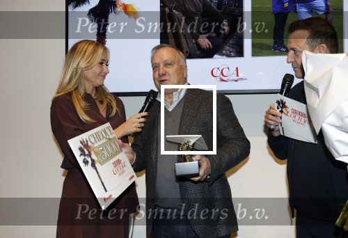 Amsterdam 11 december 2025
Eerste dag van de Masters expo in de RAI. Dick Advocaat krijgt prijs uit handen van Wendy v Dijk en Najib Amhali
