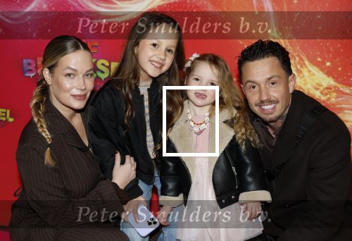 Amsterdam 7 december 2025
Premiere Juf Braaksel in Pathe Noord . Djarno Hofland Manon Kool en hun kinderen