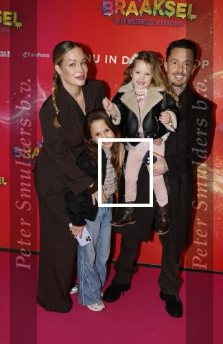 Amsterdam 7 december 2025
Premiere Juf Braaksel in Pathe Noord . Djarno Hofland Manon Kool en hun kinderen