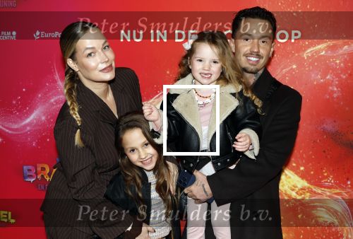 Amsterdam 7 december 2025
Premiere Juf Braaksel in Pathe Noord . Djarno Hofland Manon Kool en hun kinderen