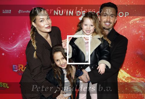 Amsterdam 7 december 2025
Premiere Juf Braaksel in Pathe Noord . Djarno Hofland Manon Kool en hun kinderen