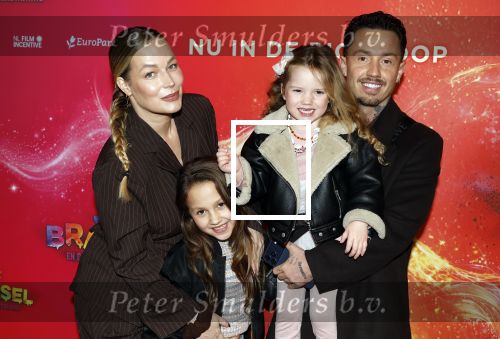Amsterdam 7 december 2025
Premiere Juf Braaksel in Pathe Noord . Djarno Hofland Manon Kool en hun kinderen