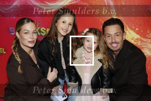 Amsterdam 7 december 2025
Premiere Juf Braaksel in Pathe Noord . Djarno Hofland Manon Kool en hun kinderen