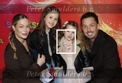 Amsterdam 7 december 2025
Premiere Juf Braaksel in Pathe Noord . Djarno Hofland Manon Kool en hun kinderen