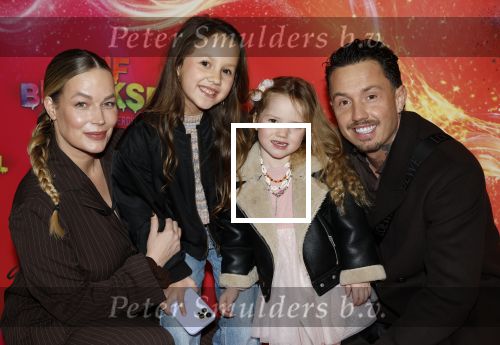 Amsterdam 7 december 2025
Premiere Juf Braaksel in Pathe Noord . Djarno Hofland Manon Kool en hun kinderen