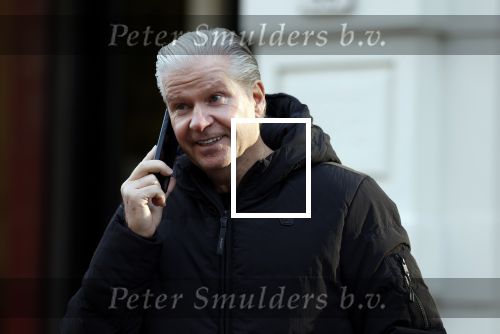 Amsterdam 22 december 2025
Dreis Roelvink bellend op de pc hooftstraat