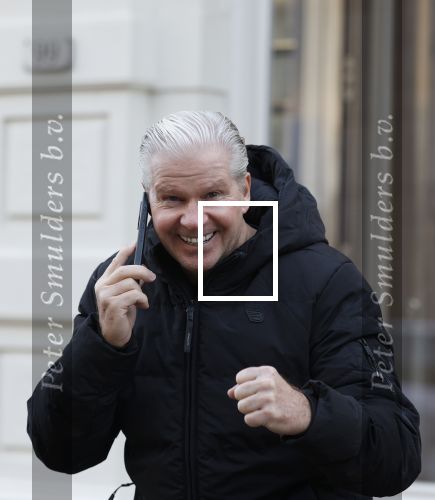 Amsterdam 22 december 2025
Dreis Roelvink bellend op de pc hooftstraat