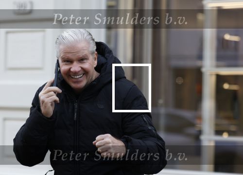 Amsterdam 22 december 2025
Dreis Roelvink bellend op de pc hooftstraat