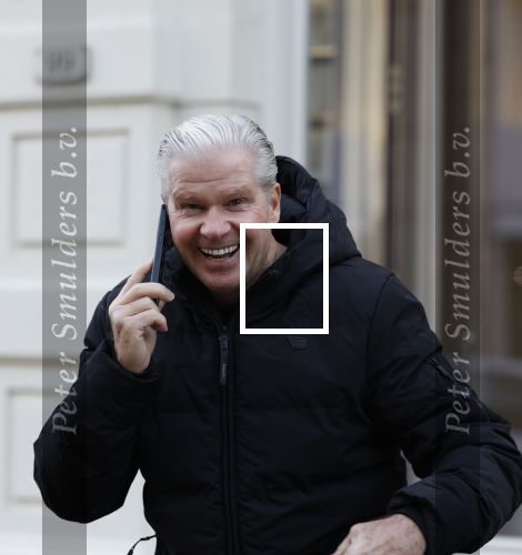 Amsterdam 22 december 2025
Dreis Roelvink bellend op de pc hooftstraat