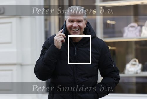 Amsterdam 22 december 2025
Dreis Roelvink bellend op de pc hooftstraat
