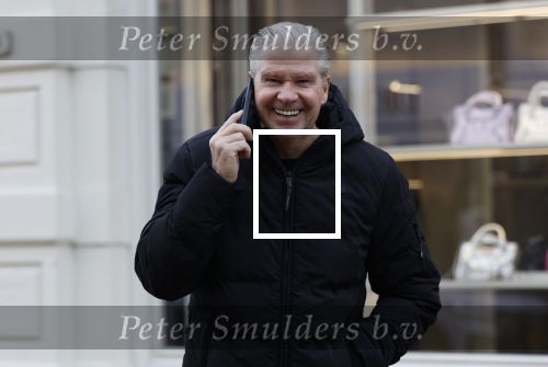 Amsterdam 22 december 2025
Dreis Roelvink bellend op de pc hooftstraat