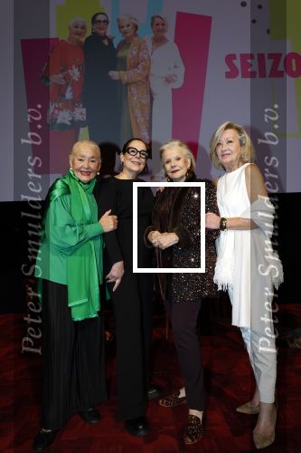Amsterdam 2 december 2025
Presenatie Grannies van Amsterdam seizoen 2 . Martine v Os doet de presentatie. 
De Grannies bestaan uit Joanita Mug Tonneke en Lorraine . Ook hun kleinkinderen waren aanwezig  in Tuschinski