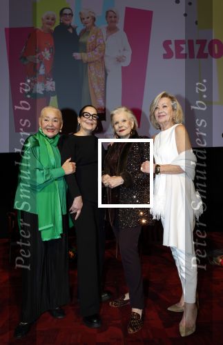 Amsterdam 2 december 2025
Presenatie Grannies van Amsterdam seizoen 2 . Martine v Os doet de presentatie. 
De Grannies bestaan uit Joanita Mug Tonneke en Lorraine . Ook hun kleinkinderen waren aanwezig  in Tuschinski
