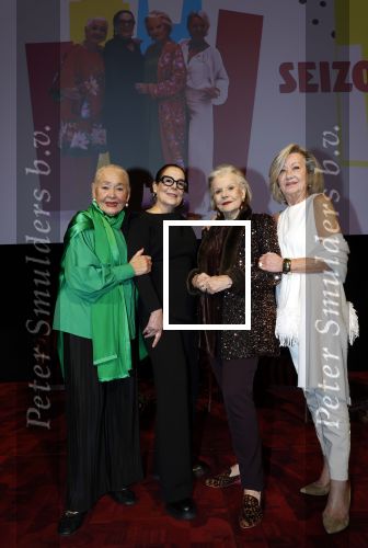 Amsterdam 2 december 2025
Presenatie Grannies van Amsterdam seizoen 2 . Martine v Os doet de presentatie. 
De Grannies bestaan uit Joanita Mug Tonneke en Lorraine . Ook hun kleinkinderen waren aanwezig  in Tuschinski