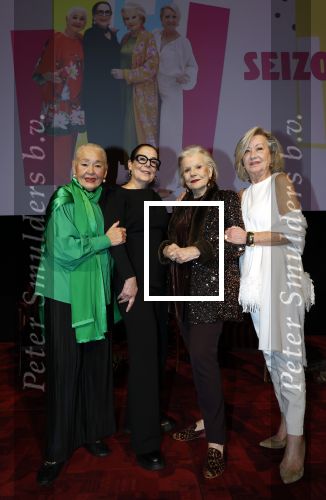 Amsterdam 2 december 2025
Presenatie Grannies van Amsterdam seizoen 2 . Martine v Os doet de presentatie. 
De Grannies bestaan uit Joanita Mug Tonneke en Lorraine . Ook hun kleinkinderen waren aanwezig  in Tuschinski