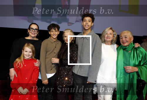 Amsterdam 2 december 2025
Presenatie Grannies van Amsterdam seizoen 2 . Martine v Os doet de presentatie. 
De Grannies bestaan uit Joanita Mug Tonneke en Lorraine . Ook hun kleinkinderen waren aanwezig  in Tuschinski
