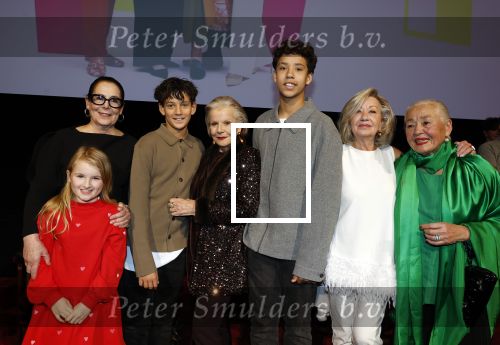Amsterdam 2 december 2025
Presenatie Grannies van Amsterdam seizoen 2 . Martine v Os doet de presentatie. 
De Grannies bestaan uit Joanita Mug Tonneke en Lorraine . Ook hun kleinkinderen waren aanwezig  in Tuschinski