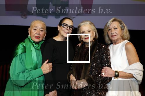 Amsterdam 2 december 2025
Presenatie Grannies van Amsterdam seizoen 2 . Martine v Os doet de presentatie. 
De Grannies bestaan uit Joanita Mug Tonneke en Lorraine . Ook hun kleinkinderen waren aanwezig  in Tuschinski