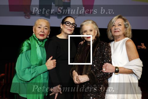 Amsterdam 2 december 2025
Presenatie Grannies van Amsterdam seizoen 2 . Martine v Os doet de presentatie. 
De Grannies bestaan uit Joanita Mug Tonneke en Lorraine . Ook hun kleinkinderen waren aanwezig  in Tuschinski