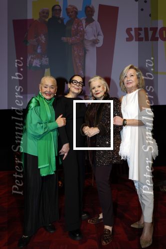 Amsterdam 2 december 2025
Presenatie Grannies van Amsterdam seizoen 2 . Martine v Os doet de presentatie. 
De Grannies bestaan uit Joanita Mug Tonneke en Lorraine . Ook hun kleinkinderen waren aanwezig  in Tuschinski
