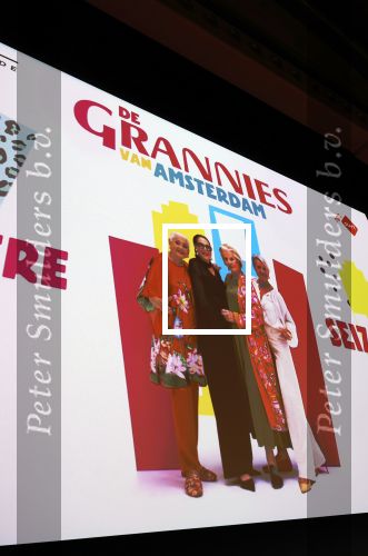 Amsterdam 2 december 2025
Presenatie Grannies van Amsterdam seizoen 2 . Martine v Os doet de presentatie. 
De Grannies bestaan uit Joanita Mug Tonneke en Lorraine . Ook hun kleinkinderen waren aanwezig  in Tuschinski