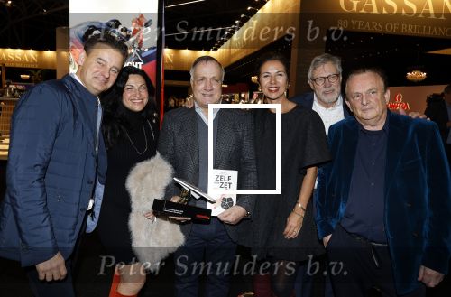 Amsterdam 11 december 2025
Eerste dag van de Masters expo in de RAI. Gunay Uslu  met Dick Advocaat Wilfred Genee en Lili Genee