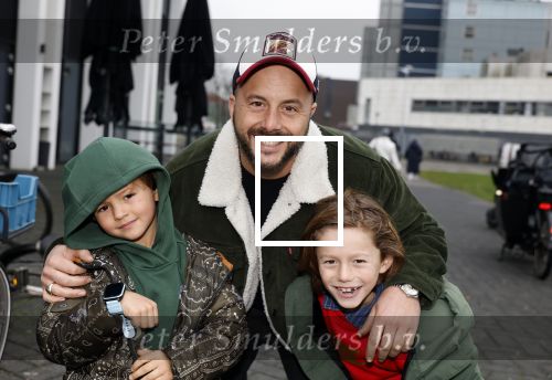 Amsterdam 7 december 2025
Premiere Juf Braaksel in Pathe Noord . John karthaus met kinderen