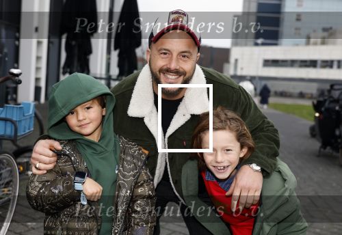 Amsterdam 7 december 2025
Premiere Juf Braaksel in Pathe Noord . John karthaus met kinderen