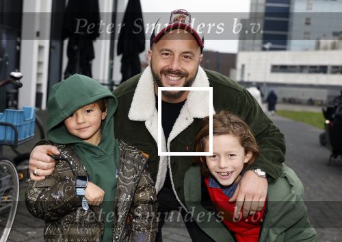 Amsterdam 7 december 2025
Premiere Juf Braaksel in Pathe Noord . John karthaus met kinderen