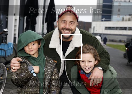 Amsterdam 7 december 2025
Premiere Juf Braaksel in Pathe Noord . John karthaus met kinderen