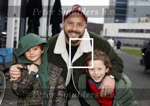 Amsterdam 7 december 2025
Premiere Juf Braaksel in Pathe Noord . John karthaus met kinderen