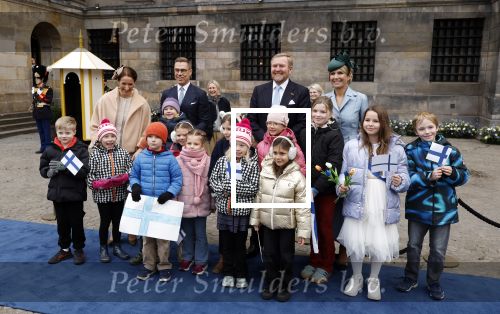 Amsterdam 11 december 2025
 Koning Willem-Alexander en koningin Maxima verwelkomende president van Finland Alexander Stubb met zijn echtgenote Suzanne Innes-Stubb op de Dam op de eerste dag van een tweedaags staatsbezoek aan Nederland