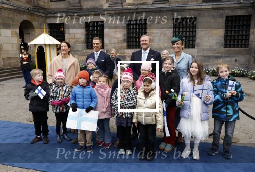 Amsterdam 11 december 2025
 Koning Willem-Alexander en koningin Maxima verwelkomende president van Finland Alexander Stubb met zijn echtgenote Suzanne Innes-Stubb op de Dam op de eerste dag van een tweedaags staatsbezoek aan Nederland