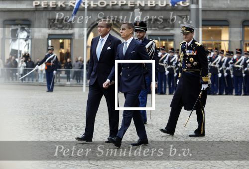 Amsterdam 11 december 2025
 Koning Willem-Alexander en koningin Maxima verwelkomende president van Finland Alexander Stubb met zijn echtgenote Suzanne Innes-Stubb op de Dam op de eerste dag van een tweedaags staatsbezoek aan Nederland