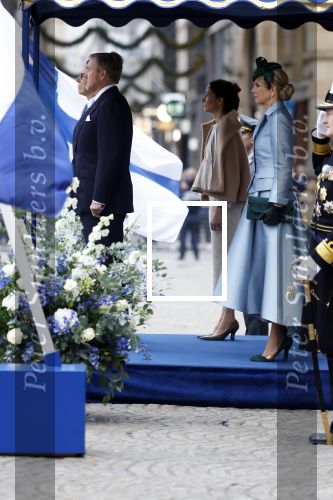 Amsterdam 11 december 2025
 Koning Willem-Alexander en koningin Maxima verwelkomende president van Finland Alexander Stubb met zijn echtgenote Suzanne Innes-Stubb op de Dam op de eerste dag van een tweedaags staatsbezoek aan Nederland