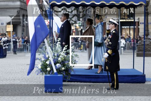 Amsterdam 11 december 2025
 Koning Willem-Alexander en koningin Maxima verwelkomende president van Finland Alexander Stubb met zijn echtgenote Suzanne Innes-Stubb op de Dam op de eerste dag van een tweedaags staatsbezoek aan Nederland
