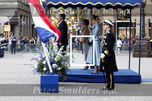 Amsterdam 11 december 2025
 Koning Willem-Alexander en koningin Maxima verwelkomende president van Finland Alexander Stubb met zijn echtgenote Suzanne Innes-Stubb op de Dam op de eerste dag van een tweedaags staatsbezoek aan Nederland
