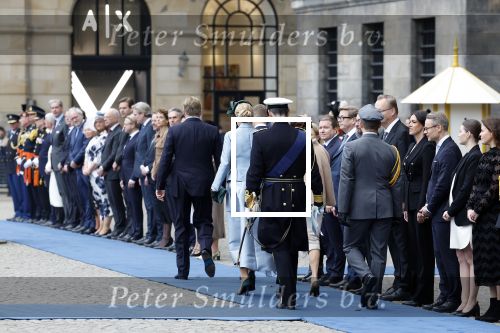 Amsterdam 11 december 2025
 Koning Willem-Alexander en koningin Maxima verwelkomende president van Finland Alexander Stubb met zijn echtgenote Suzanne Innes-Stubb op de Dam op de eerste dag van een tweedaags staatsbezoek aan Nederland